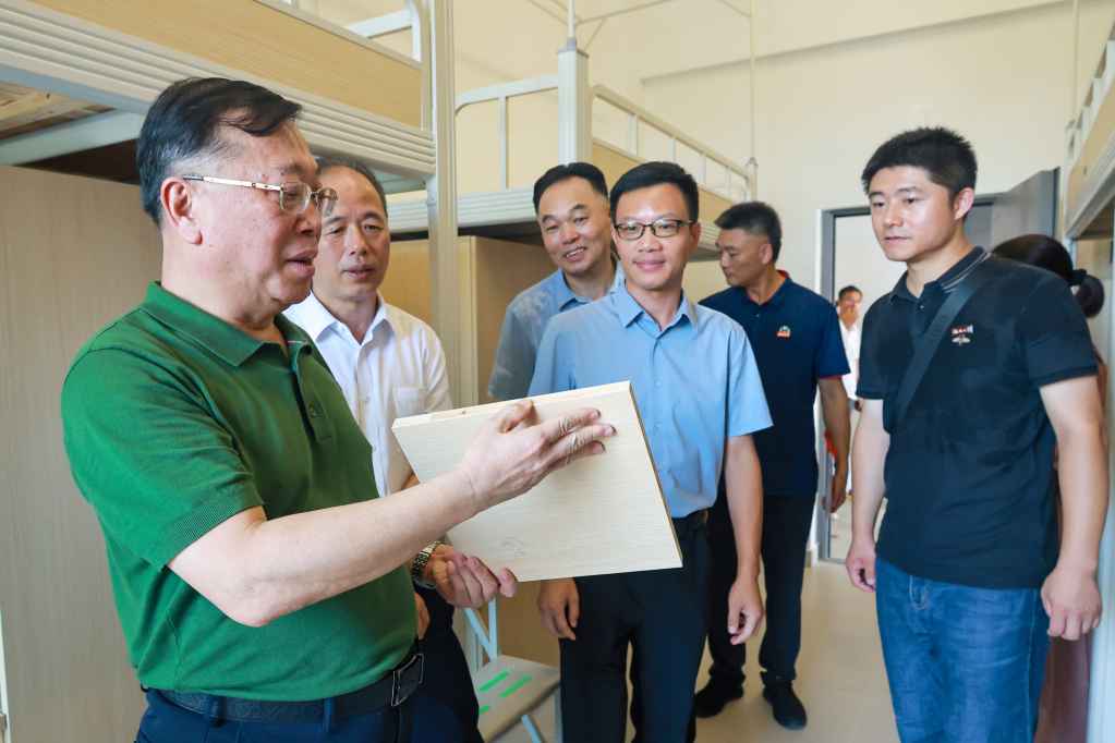 校党委书记陈国龙调研暑期工作并慰问一线在岗教职工